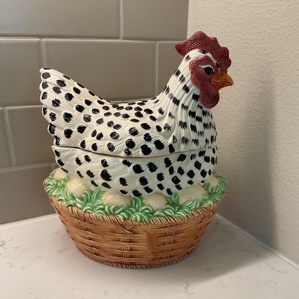 Vtg Wang’s International ceramic Spotted Chicken canister or cookie container.